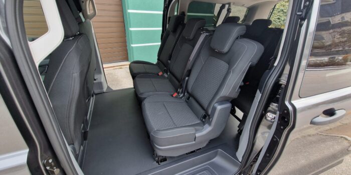 geräumiger und gepflegter Innenraum eines Taxis von Nusstaxi