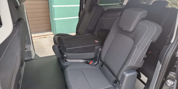 geräumiger und gepflegter Innenraum eines Taxis von Nusstaxi