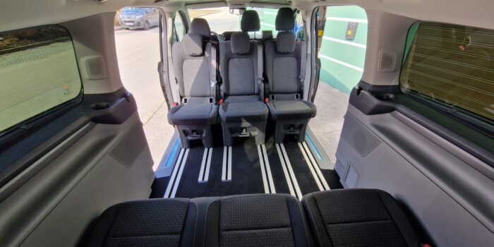 geräumiger und gepflegter Innenraum eines Taxis von Nusstaxi